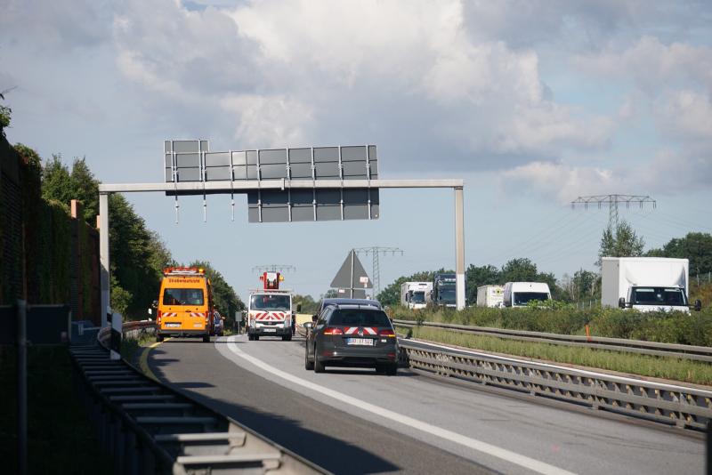 Schilderbrücke beschädigt - Autobahn teilweise gesperrt