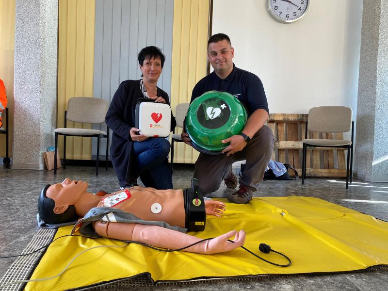 Stadtverwaltung schafft Defibrillatoren an