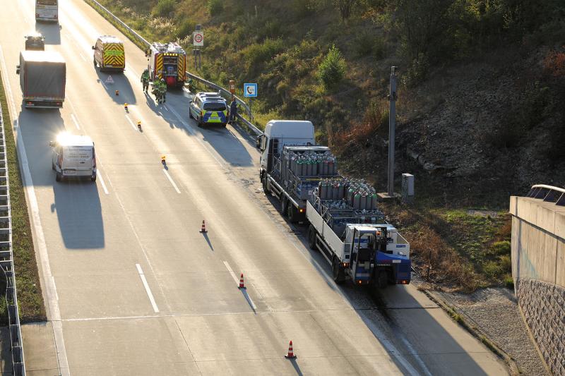 Qualmender LKW mit Motorschaden sorgte für Feuerwehreinsatz auf der Autobahn