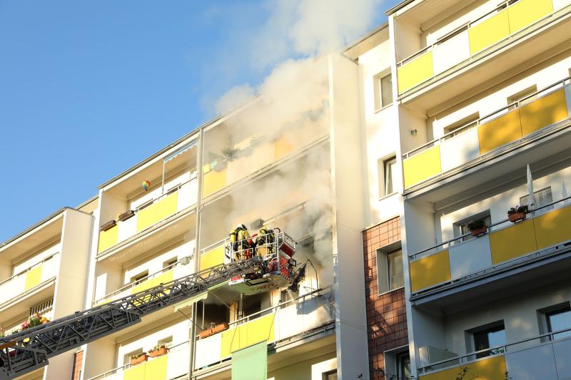 Balkon brannte im Wohnhaus