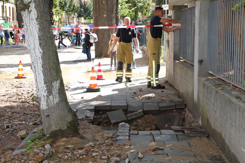 Trinkwasserleitung auf der Bünaustraße geborsten - Fußweg und Fahrbahn unterspült