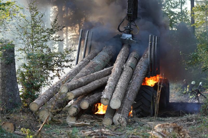 Forstmaschine brennt bei Waldarbeiten vollständig aus