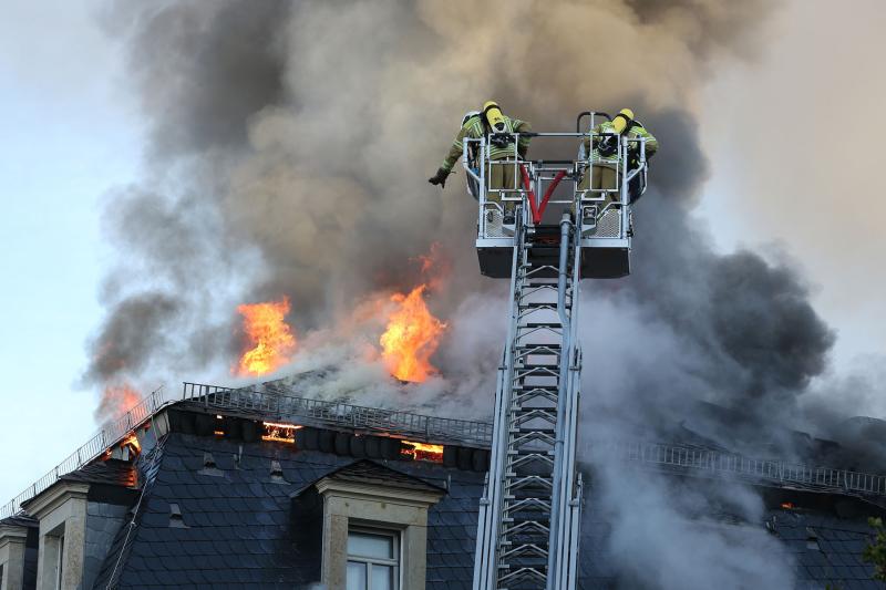 Wohnung und Dachstuhl gingen in Flammen auf - 1 Schwerverletzter, stundenlange Löscharbeiten