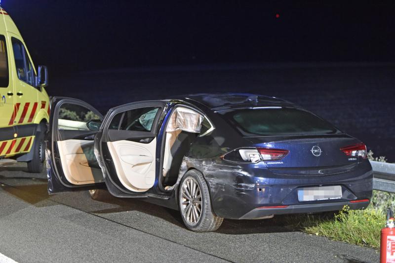 Opel-Fahrer schleudert in Leitplanke
