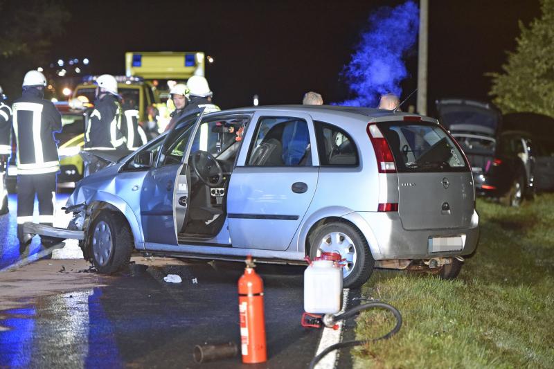 Opel und Seat prallen in Kurve ineinander: Fünf Verletzte, darunter ein Kleinkind
