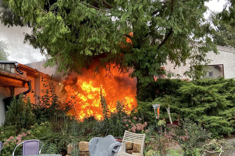 Kleinbus ging neben Werkstatt in Flammen auf