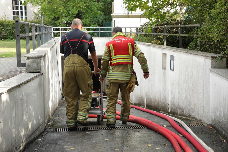Tiefgarage nach Wasserrohrbruch vollgelaufen - Feuerwehr muss Wasser abpumpen