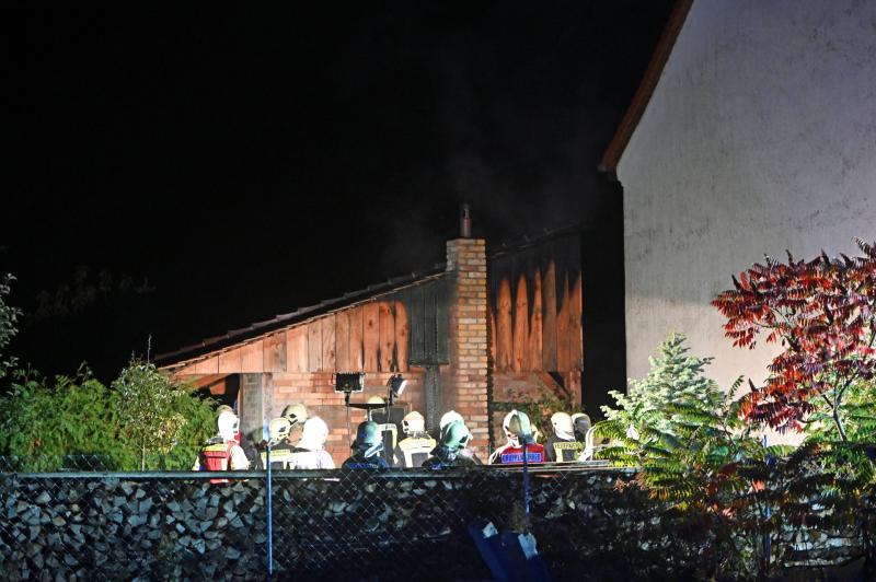 Unterstand neben Wohngebäude steht in Flammen: Feuerwehr verhindert Übergreifen