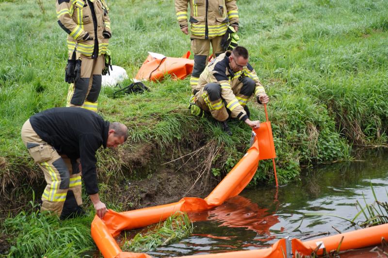 Öl auf dem Albrechtsbach - Feuerwehr errichtet Ölsperre