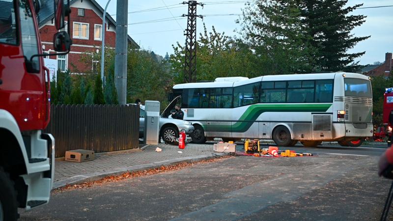 Bus kollidiert mit PKW: Mehrere Verletzte
