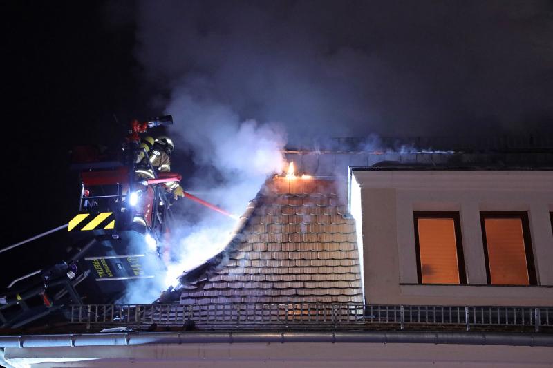 Dachstuhl eines Mehrfamilienhaus ging in Flammen auf