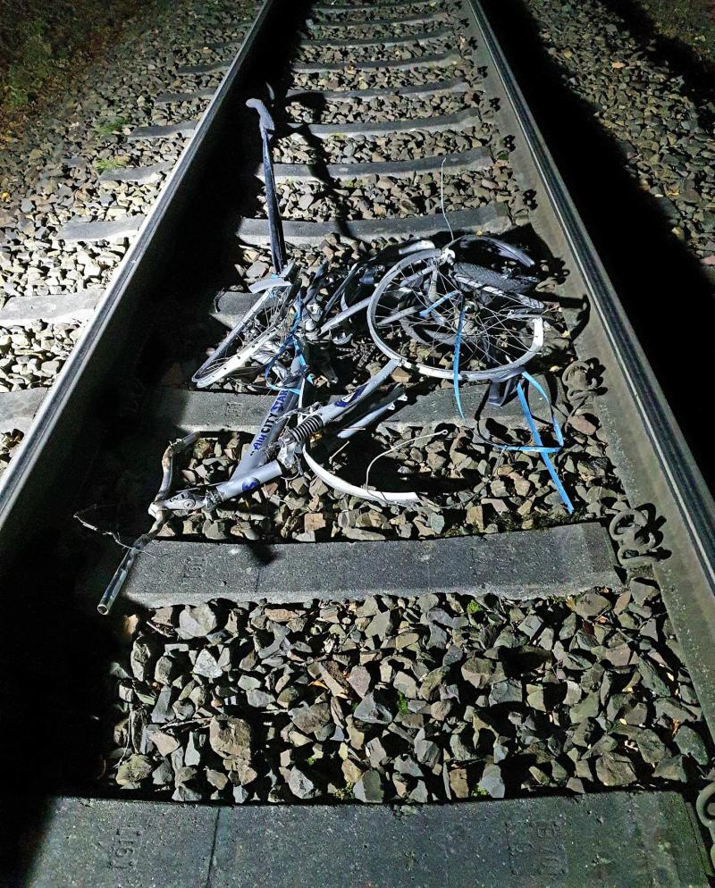 Zug kollidierte mit Fahrrad im Gleis