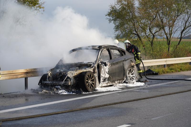 BMW X6 brennt auf der Autobahn aus
