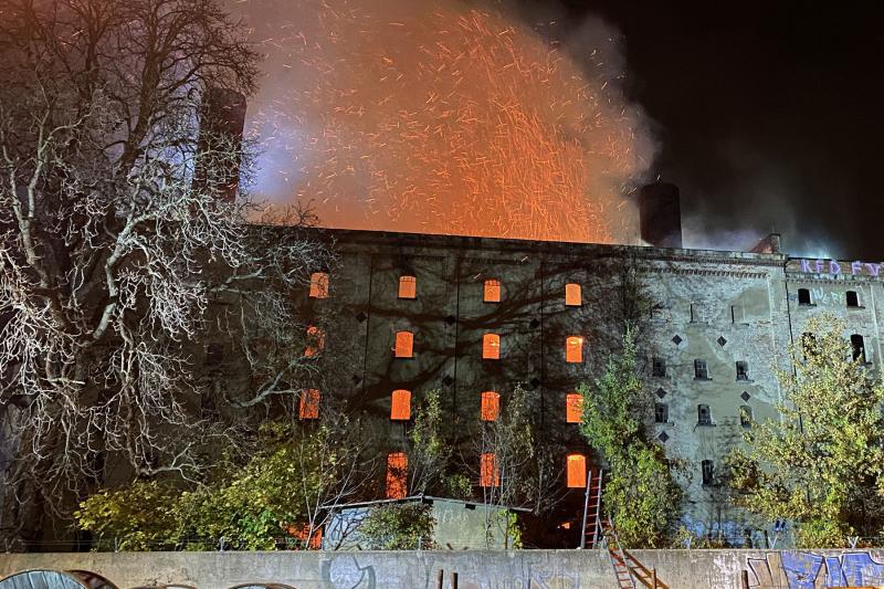 Ehemalige Fabrikgebäude gingen in Flammen auf