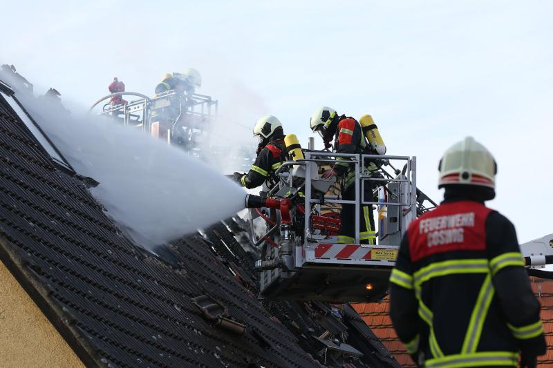 Schornstein und Dachstuhl eines Wohnhauses gingen in Flammen auf - stundenlange Löscharbeiten