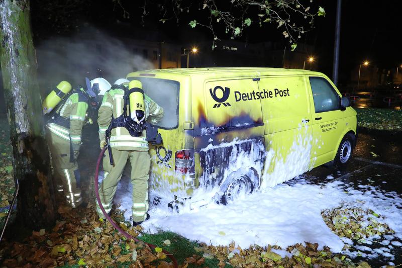 Kleintransporter der Deutschen Post brannte - Polizei ermittelt wegen Brandstiftung