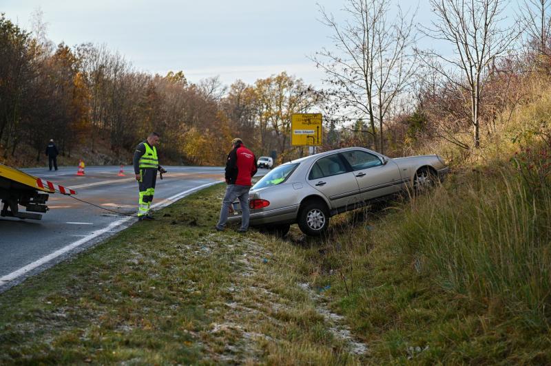 Kontrolle über Fahrzeug verloren: Mercedes kommt von Straße ab