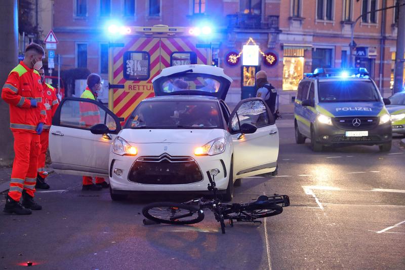 PKW kollidierte beim Abbiegen mit Radfahrer - 1 Schwerverletzter