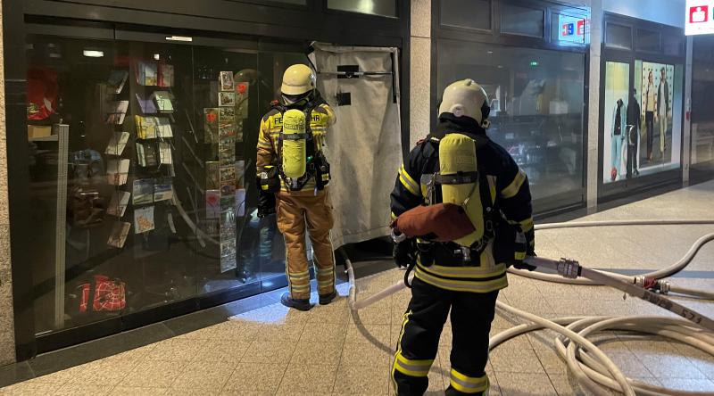 Feuerwehr löscht Brand in einem Geschäft in der Fürst-Pückler Passage in Cottbus