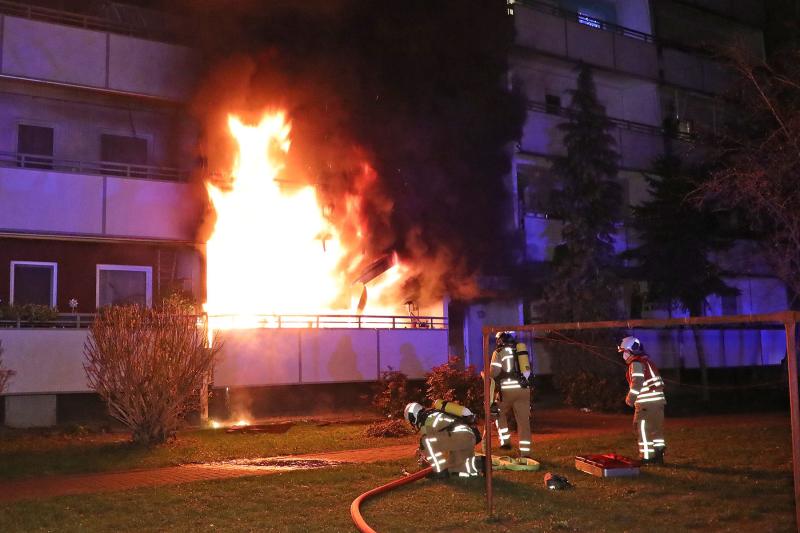 Wohnung im Mehrfamilienhaus ging in Flammen auf - 10 Verletzte