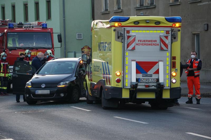 Hoher Schaden: Rettungswagen verunfallt an Ampelkreuzung