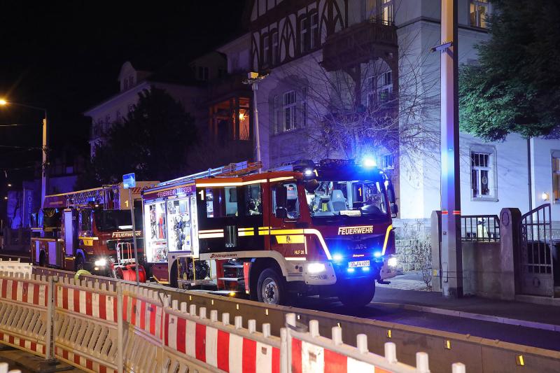 Weihnachtsbeleuchtung brannte in Wohnung - 3 Verletzte