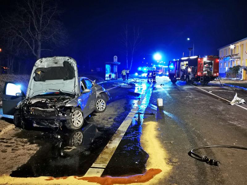 Schwerer Crash in der Silvesternacht: BMW verunfallt und geht in Flammen auf