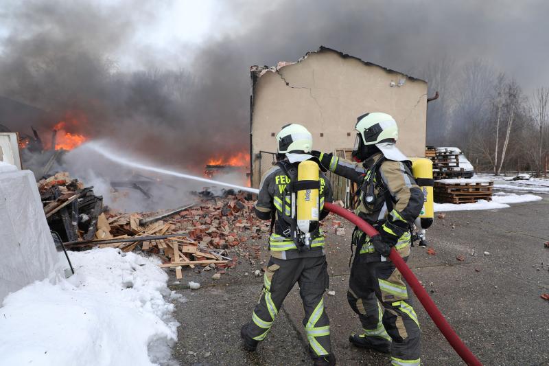 Lagerhalle ging in Flammen auf - stundenlange Löscharbeiten