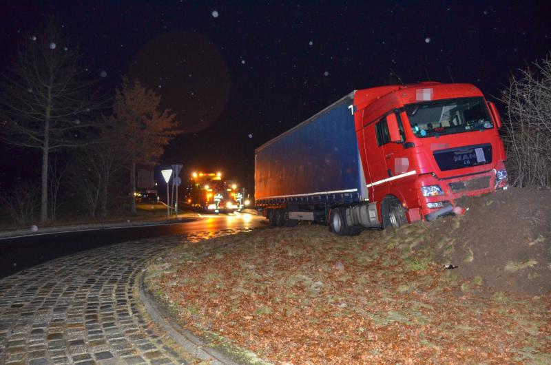 Am Steuer eingeschlafen: Polnischer LKW-Fahrer fährt geradeaus in Kreisverkehr
