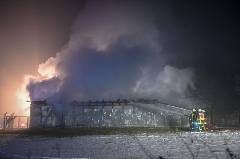 Großbrand in Lagerhalle: Heizungsbaufirma geht in Flammen auf