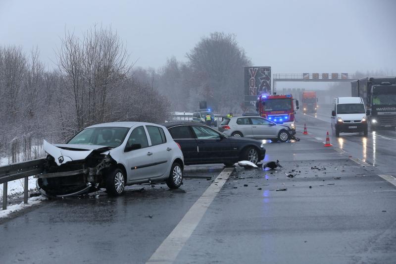 PKW kollidierten auf der winterlichen Autobahn - 4 Verletzte