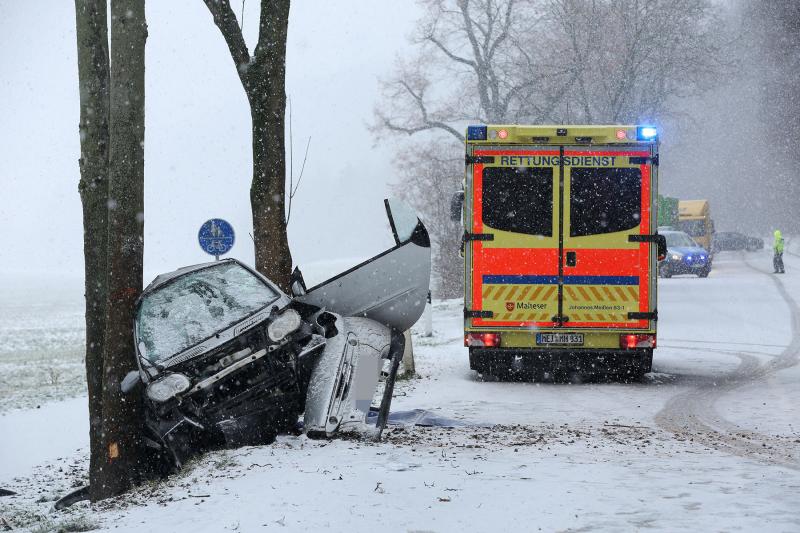 PKW prallte auf verschneiter Bundesstraße gegen Baum - 1 Schwerverletzte