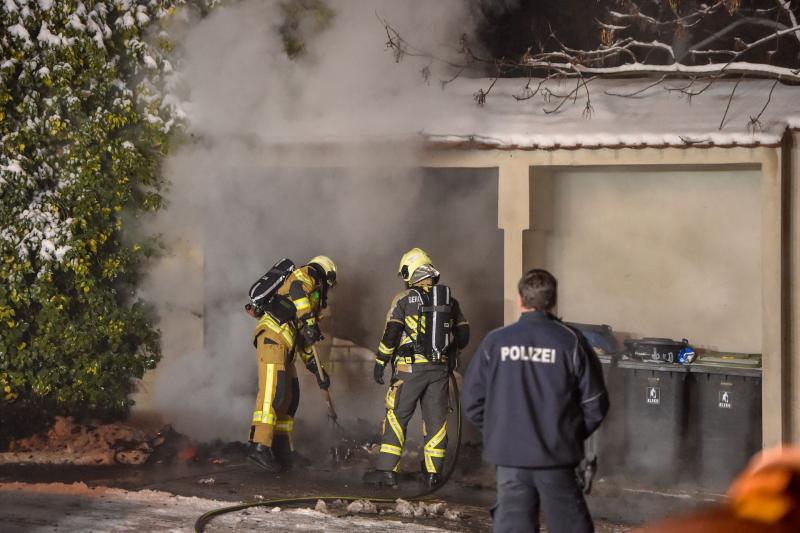 Feuerwehr im Einsatz: Mülltonnen stehen in Flammen