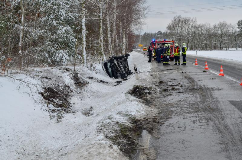 Winterliche Straßenverhältnisse machen Probleme: Opel überschlägt sich