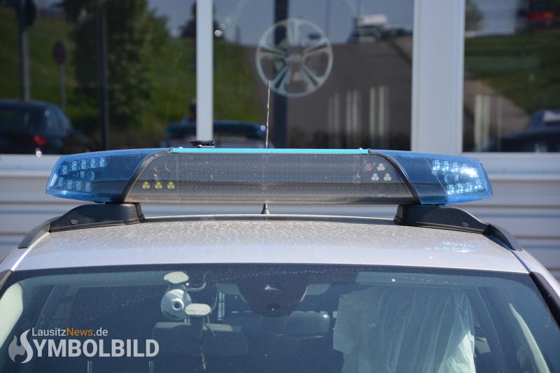 BMW kollidiert mit Ampel und Verkehrszeichen
