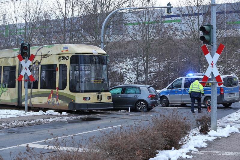 PKW kollidierte mit Straßenbahn - 2 Verletzte