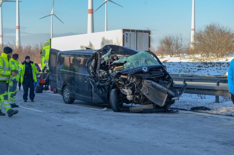 Voll besetzter Kleinbus fährt auf Sattelzug auf: Mehrere Verletzte, Autobahn voll gesperrt