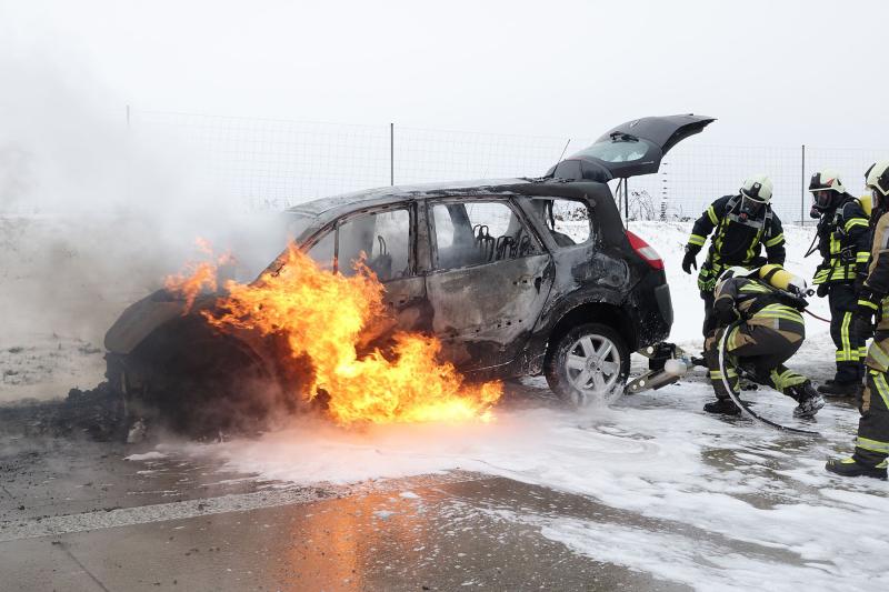 PKW ging auf der Autobahn in Flammen auf - Stau wegen der Löscharbeiten
