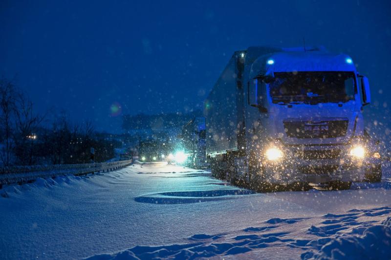Starke Schneefälle: Verkehr kommt erneut zum Erliegen