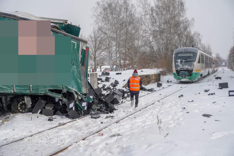 Schwerer Unfall an Bahnübergang: Personenzug kracht in Sattelzug