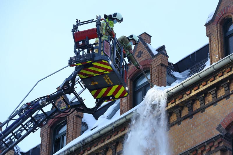 Eiszapfen und Schnee drohten von Wohnhaus auf die Straße zu stürzen - Feuerwehr mit Drehleiter im Einsatz