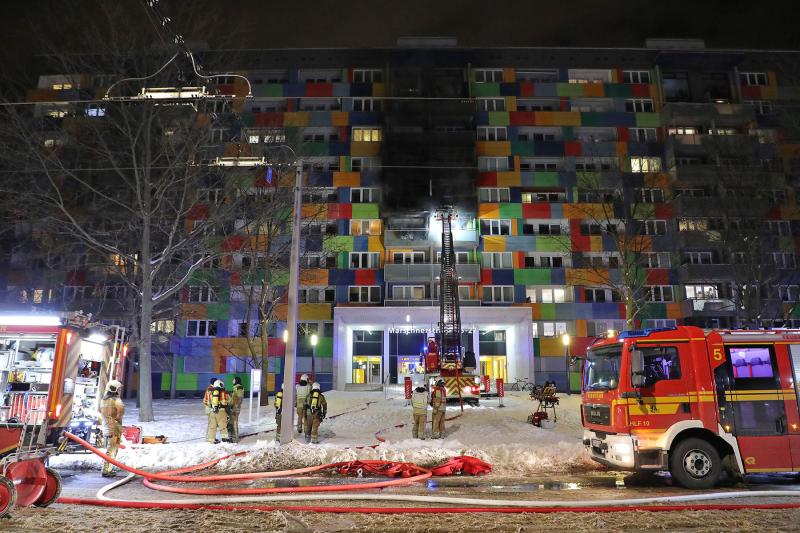 Wohnung brannte im Hochhaus - 1 Toter, 1 Schwerverletzte