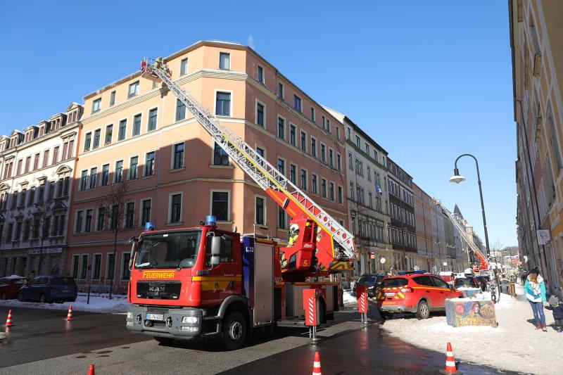 Eiszapfen und Schnee stürzten in der Neustadt auf die Straße - Feuerwehr mit 3 Drehleitern im Einsatz