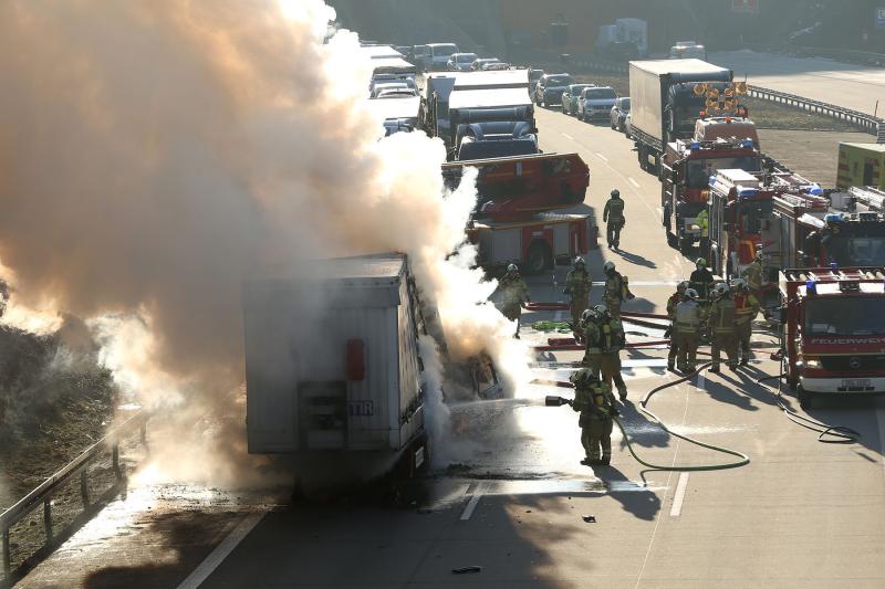 PKW prallte am Stauende auf LKW und ging in Flammen auf - 2 Verletzte