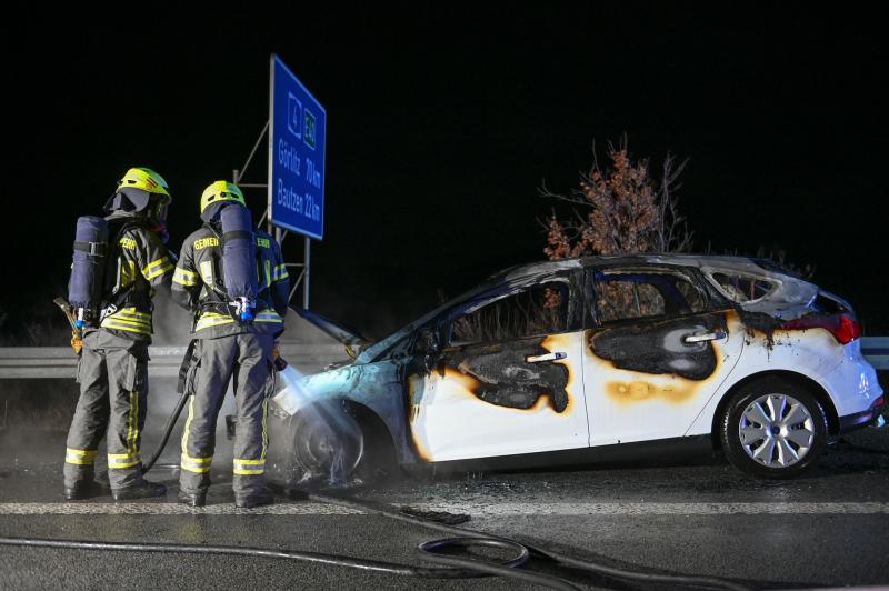 Autobahn voll gesperrt: Ford fängt Feuer und brennt vollständig aus