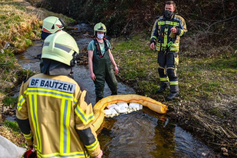 Gewässerverunreinigung:  Öl auf Albrechtsbach