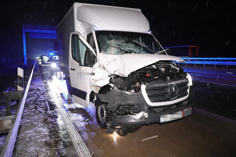 Kleintransporter prallte auf der Autobahn vorausfahrenden Sattelzug - 2 Verletzte