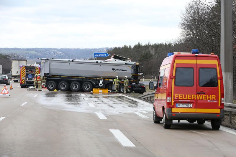 Sattelzug stellte sich auf der Autobahn quer - 1 Verletzter, massiver Kraftstoffaustritt