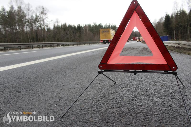 Opel-Fahrer beim Überholen unaufmerksam - Autobahn dicht