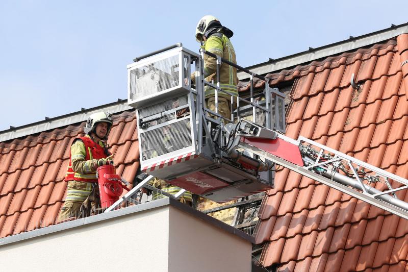 Dach bei Dachdeckerarbeiten in Brand geraten